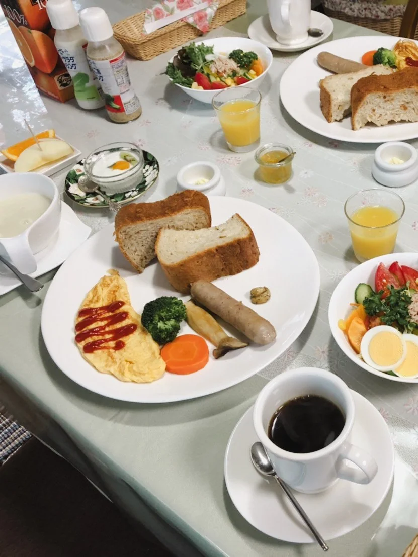 オムレツとパンのプレートに自家焙煎のコーヒー、スープとサラダ