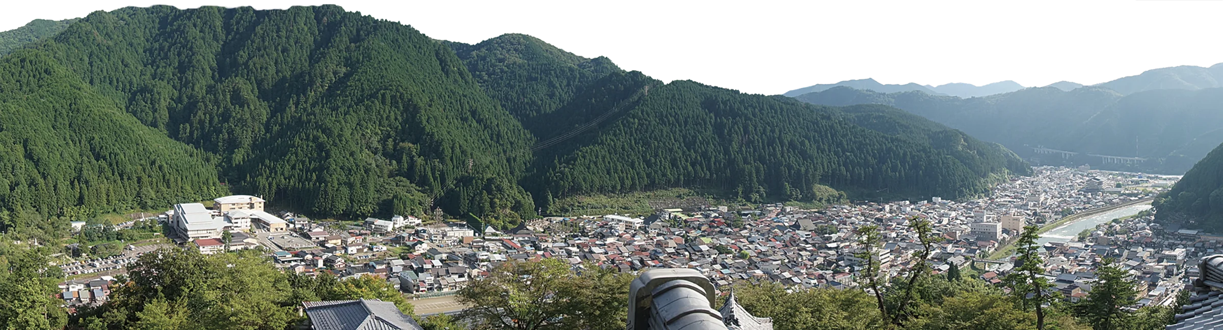 八幡城から見下ろす郡上八幡の町並みと山々