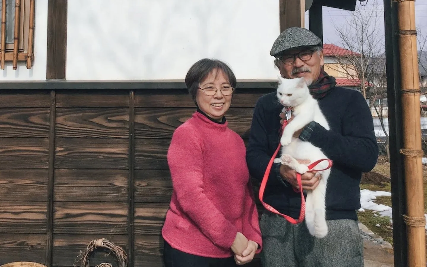白猫を抱くオーナーご夫妻